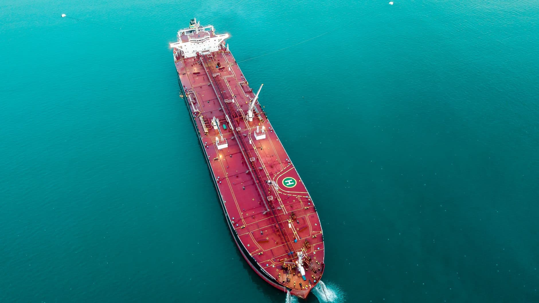 Petrolero navega frente a instalaciones marítimas de producción de crudo en aguas brasileñas.