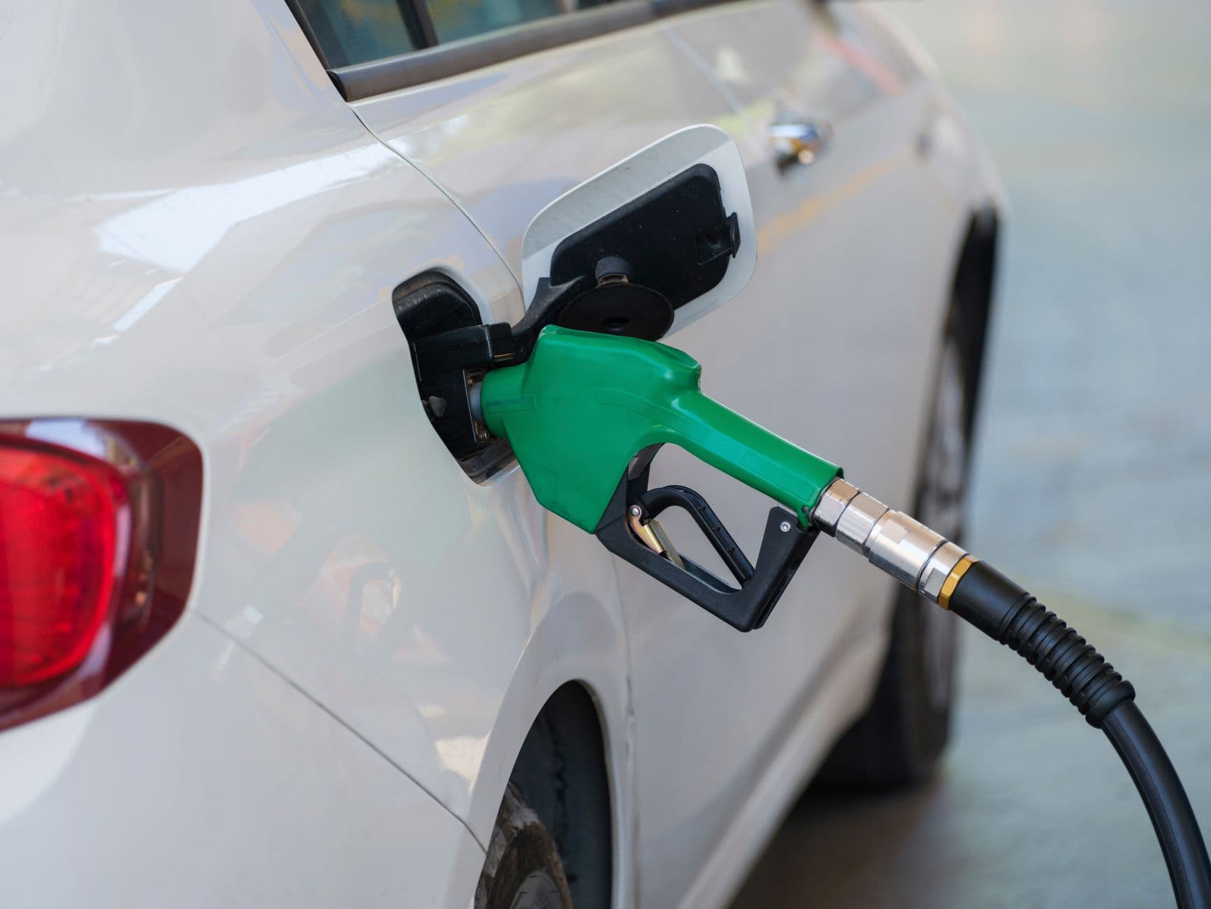 Surtidor de gasolina y diésel junto a un automóvil en una estación de servicio de Estados Unidos.