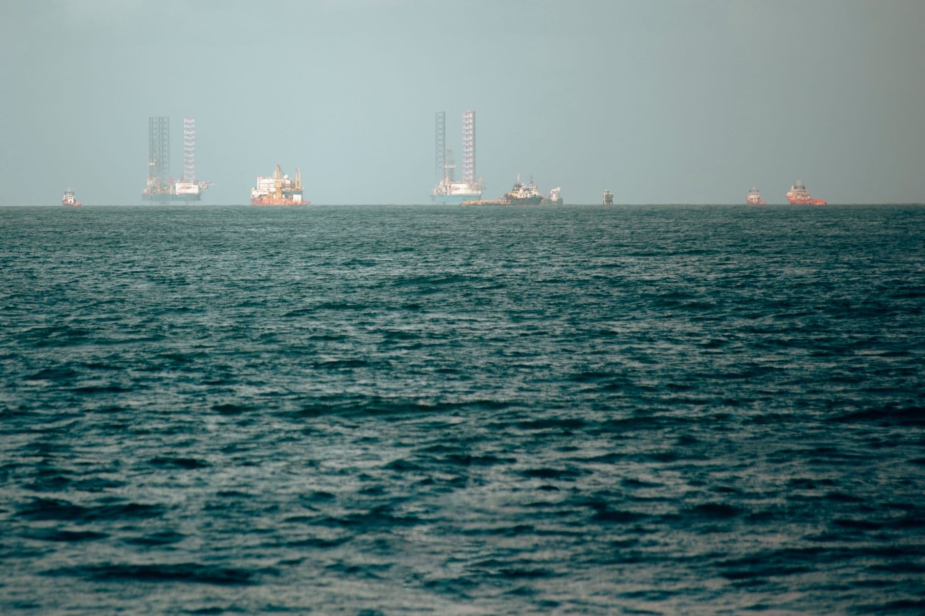 Buque de exploración offshore y patrullero marítimo navegan frente a la costa tropical del Margen Ecuatorial de Brasil.